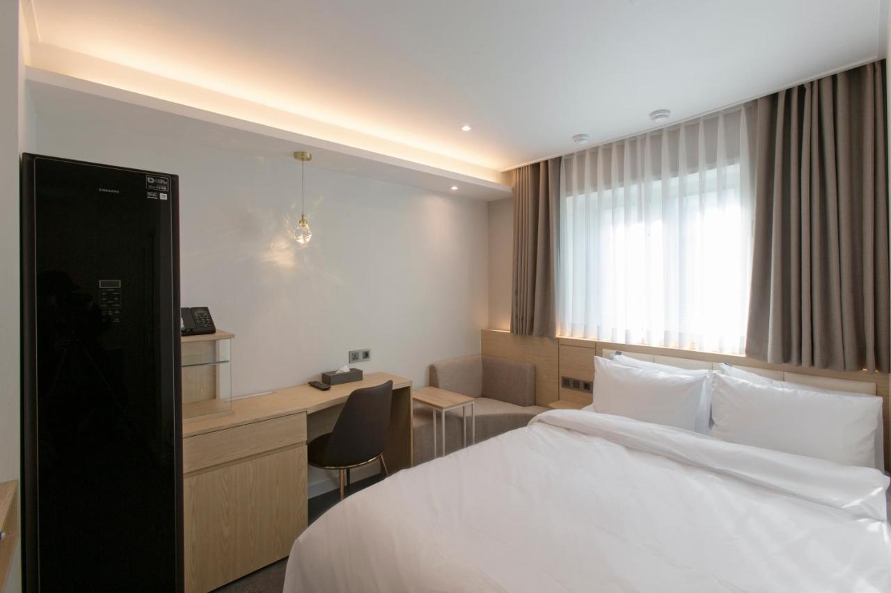 Busan Lounge 26 Hotel Bagian luar foto